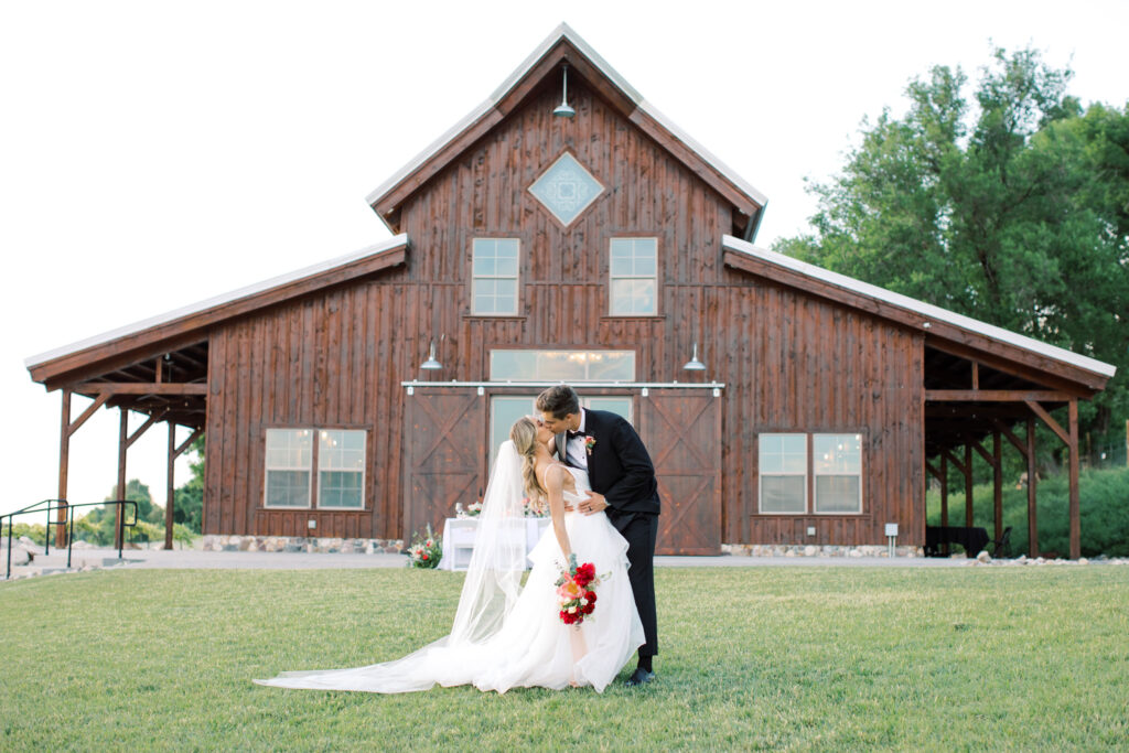 Ruby Jane Events shares the benefits of hiring a professional for your wedding day. Wedding planning Utah bride event experience #weddingplanner #utahweddingplanner #SLCweddingplanner #RubyJaneEvents #professionalweddings
