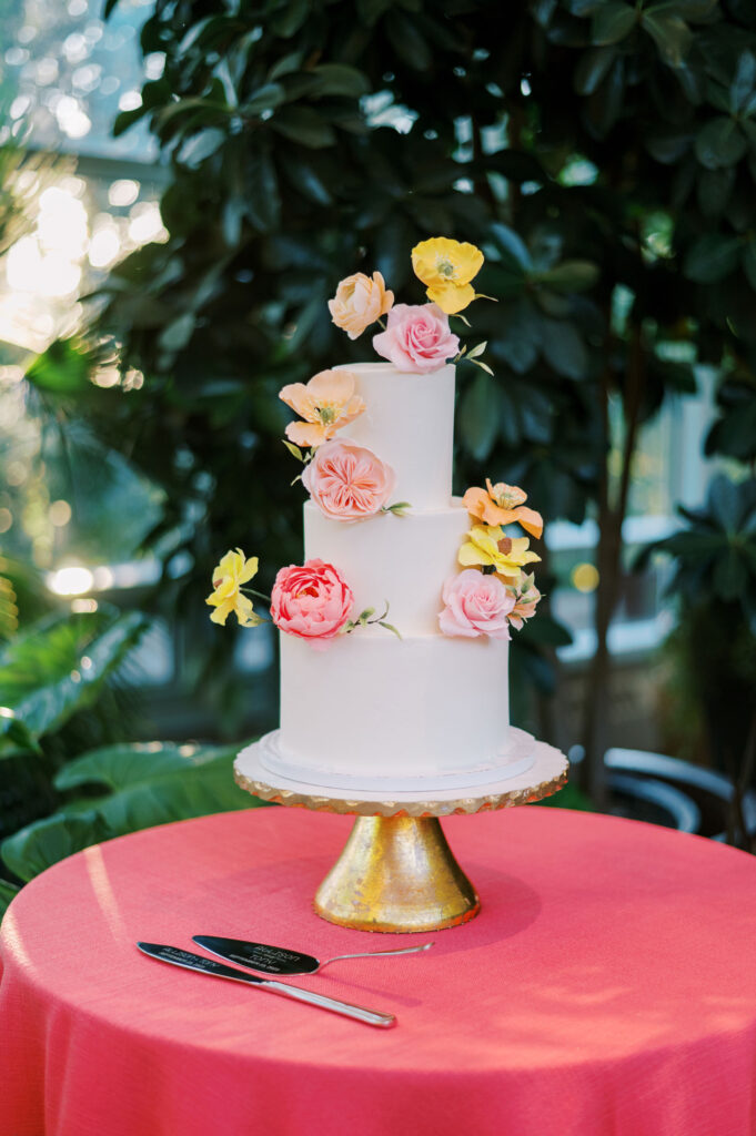 Getting help from all your vendors, like cake decorators, will help your day be seamless and stress-free. Wedding planner cake experience dream #RubyJaneEvents #utahweddingplanner #weddingplanningpackages #SLCeventplanning

